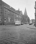 855410 Gezicht in de St.-Lugerusstraat te Utrecht, met links de Ludgeruskerk met aanpalend klooster. De kerk, met ...